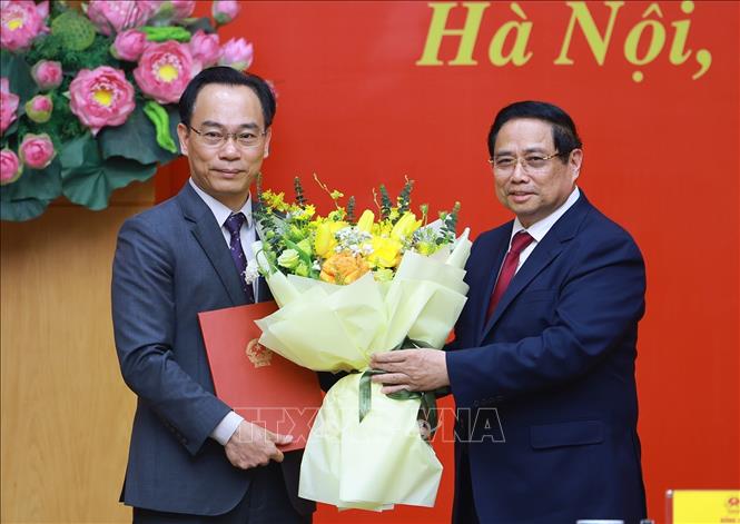 Thủ tướng Phạm Minh Chính trao Quyết định của Thủ tướng Chính phủ về việc điều động đồng chí Hoàng Minh Sơn, Giám đốc Đại học Quốc gia Hà Nội về công tác tại Bộ Giáo dục và Đào tạo, giao Quyền Bộ trưởng Bộ Giáo dục và Đào tạo. Ảnh: Dương Giang-TTXVN 