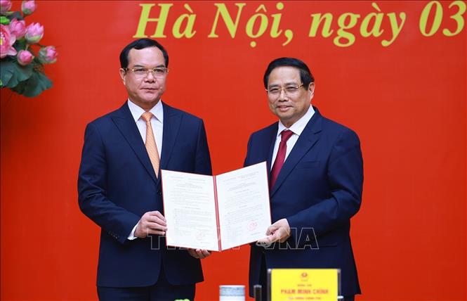 Thủ tướng Phạm Minh Chính trao Quyết định của Thủ tướng Chính phủ về việc tiếp nhận, bổ nhiệm đồng chí Nguyễn Đình Khang, Phó Chủ tịch Ủy ban Trung ương Mặt trận Tổ quốc Việt Nam, Chủ tịch Tổng Liên đoàn Lao động Việt Nam giữ chức Thứ trưởng Thường trực Bộ Dân tộc và Tôn giáo. Ảnh: Dương Giang-TTXVN