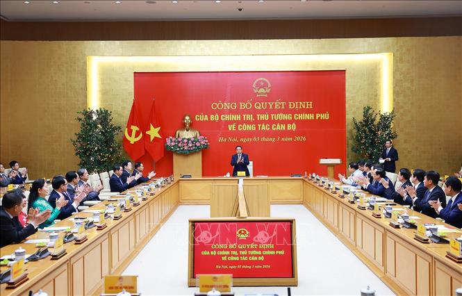 Đồng chí Phạm Minh Chính, Bí thư Đảng ủy Chính phủ, Thủ tướng Chính phủ chủ trì Lễ công bố Quyết định của Bộ Chính trị và Thủ tướng Chính phủ về công tác cán bộ. Ảnh: Dương Giang-TTXVN 
