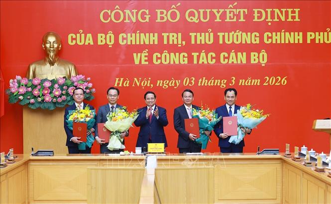 Đồng chí Phạm Minh Chính, Bí thư Đảng ủy Chính phủ, Thủ tướng Chính phủ trao Quyết định của Bộ Chính trị và Thủ tướng Chính phủ về công tác cán bộ. Ảnh: Dương Giang-TTXVN 