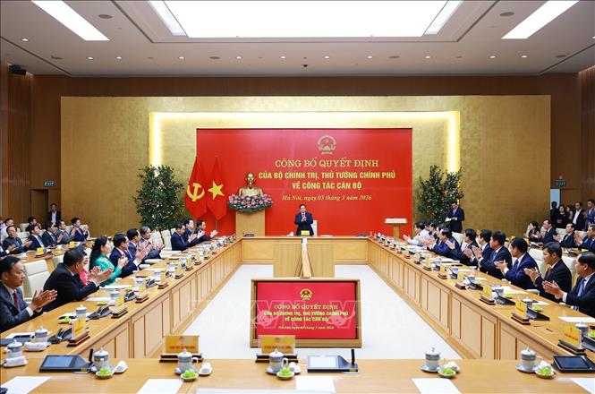 Đồng chí Phạm Minh Chính, Bí thư Đảng ủy Chính phủ, Thủ tướng Chính phủ chủ trì Lễ công bố Quyết định của Bộ Chính trị và Thủ tướng Chính phủ về công tác cán bộ. Ảnh: Dương Giang-TTXVN 
