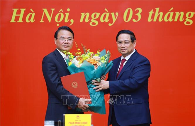 Thủ tướng Phạm Minh Chính trao Quyết định của Thủ tướng Chính phủ về việc tiếp nhận, bổ nhiệm đồng chí Đặng Xuân Phong giữ chức Phó Chủ nhiệm Thường trực Văn phòng Chính phủ. Ảnh: Dương Giang-TTXVN 
