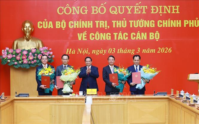 Đồng chí Phạm Minh Chính, Bí thư Đảng ủy Chính phủ, Thủ tướng Chính phủ trao Quyết định của Bộ Chính trị và Thủ tướng Chính phủ về công tác cán bộ. Ảnh: Dương Giang-TTXVN 