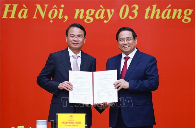 Thủ tướng Phạm Minh Chính trao Quyết định của Thủ tướng Chính phủ về việc tiếp nhận, bổ nhiệm đồng chí Đặng Xuân Phong giữ chức Phó Chủ nhiệm Thường trực Văn phòng Chính phủ. Ảnh: Dương Giang-TTXVN 
