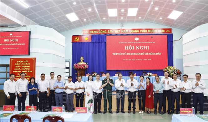 Chủ tịch Quốc hội Trần Thanh Mẫn với đại biểu. Ảnh: Doãn Tấn - TTXVN