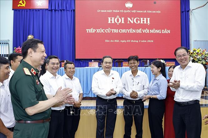 Chủ tịch Quốc hội Trần Thanh Mẫn với đại biểu. Ảnh: Doãn Tấn - TTXVN