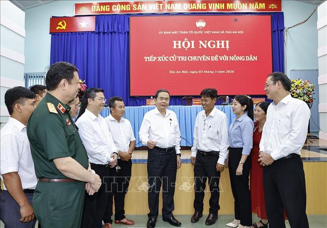 Chủ tịch Quốc hội Trần Thanh Mẫn với đại biểu. Ảnh: Doãn Tấn - TTXVN