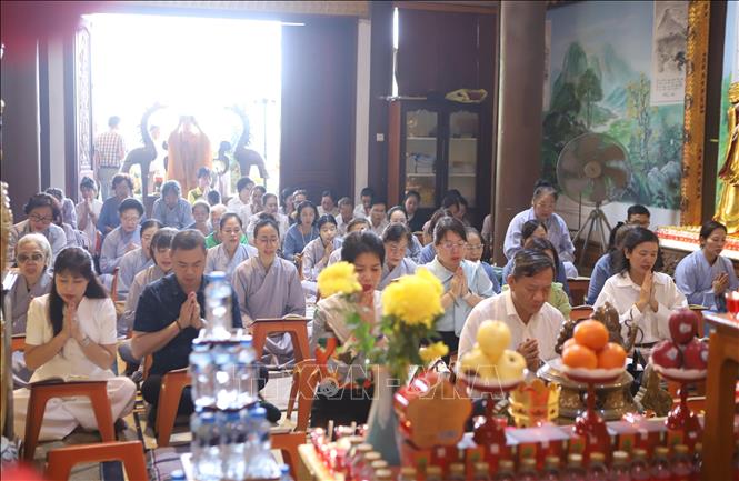 Các Phật tử, bà con kiều bào thực hành Lễ Cầu an – Cầu Quốc thái dân an. Ảnh: Xuân Tú - PV TTXVN tại Lào