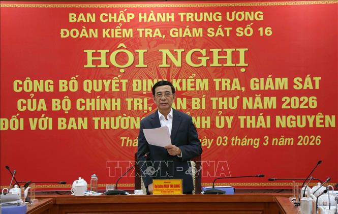 Đại tướng Phan Văn Giang, Ủy viên Bộ Chính trị, Bộ trưởng Quốc phòng, Trưởng Đoàn kiểm tra, giám sát số 16 của Bộ Chính trị, Ban Bí thư phát biểu chỉ đạo. Ảnh: Trần Trang-TTXVN 