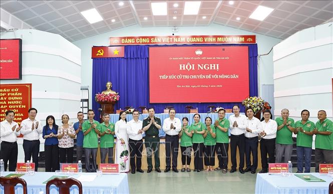 Chủ tịch Quốc hội Trần Thanh Mẫn với đại biểu. Ảnh: Doãn Tấn - TTXVN