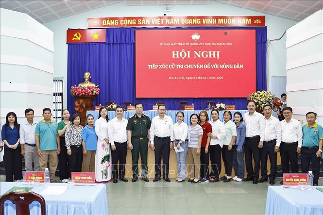 Chủ tịch Quốc hội tiếp xúc cử tri chuyên đề với nông dân TP. Hồ Chí Minh. Ảnh: Doãn Tấn - TTXVN