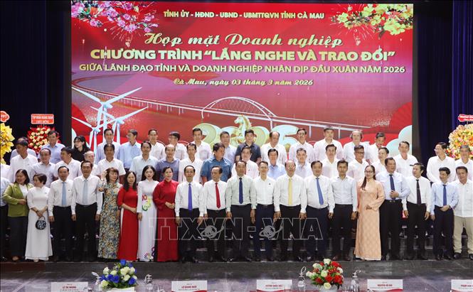 Các doanh nghiệp chụp ảnh lưu niệm với lãnh đạo UBND tỉnh Cà Mau. Ảnh: Tuấn Phi - TTXVN
