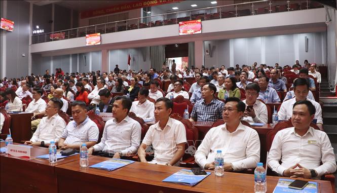 Các doanh nghiệp trên địa bàn tham gia buổi gặp gỡ với lãnh đạo tỉnh Cà Mau. Ảnh: Tuấn Phi - TTXVN