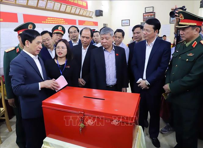 Đại tướng Phan Văn Giang, Ủy viên Bộ Chính trị, Bộ trưởng Bộ Quốc phòng kiểm tra công tác chuẩn bị bầu cử tại Tổ 38 phường Phan Đình Phùng. Ảnh: Thu Hằng-TTXVN 