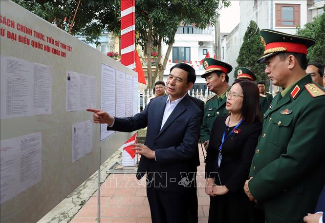 Đại tướng Phan Văn Giang, Ủy viên Bộ Chính trị, Bộ trưởng Bộ Quốc phòng kiểm tra công tác chuẩn bị bầu cử tại Tổ 38 phường Phan Đình Phùng. Ảnh: Thu Hằng-TTXVN 