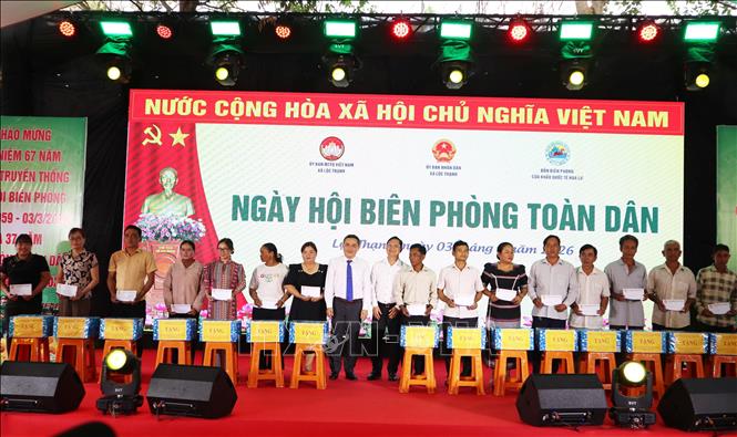 Đại diện lãnh đạo tỉnh Đồng Nai trao tặng quà cho các hộ dân. Ảnh: Đậu Tất Thành – TTXVN