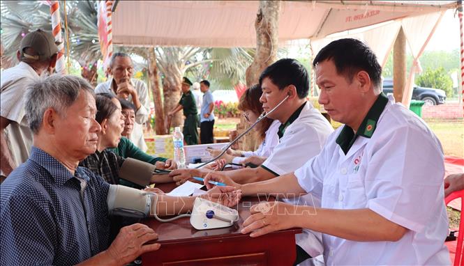 Khám cấp thuốc miễn phí cho người dân tại ngày hội Biên phòng toàn dân. Ảnh: Đậu Tất Thành – TTXVN