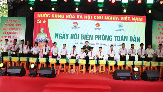 Đại diện lãnh đạo Bộ đội biên phòng trao tặng quà, học bổng cho các cháu học sinh trong Chương trình “Nâng bước em tới trường - Con nuôi đồn Biên phòng. Ảnh: Đậu Tất Thành – TTXVN