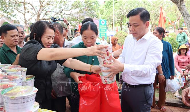 Tặng quà cho nhân dân khu vực biên giới tại ngày hội Biên phòng toàn dân. Ảnh: Đậu Tất Thành – TTXVN