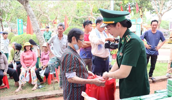 Tặng quà cho nhân dân khu vực biên giới tại ngày hội Biên phòng toàn dân. Ảnh: Đậu Tất Thành – TTXVN