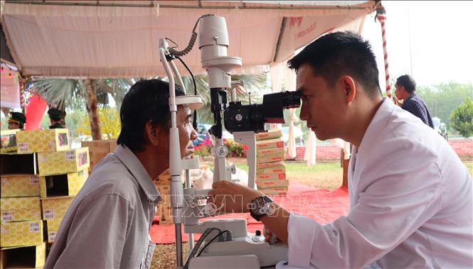 Khám cấp thuốc miễn phí cho người dân tại ngày hội Biên phòng toàn dân. Ảnh: Đậu Tất Thành – TTXVN