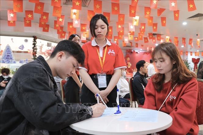 Tình nguyện viên đến đăng ký hiến máu tại Lễ hội Xuân hồng 2026. Ảnh: Minh Quyết - TTXVN
