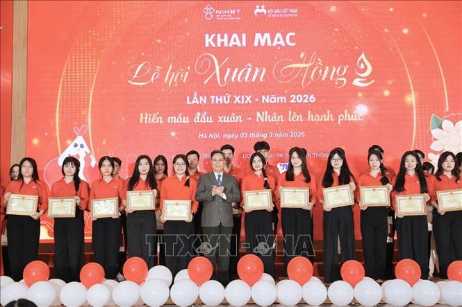 PGS. TS. BS. Nguyễn Hà Thanh, Viện trưởng Viện Huyết học - Truyền máu Trung ương tặng giấy khen và quà cho tình nguyện viên tiêu biểu. Ảnh: Minh Quyết - TTXVN