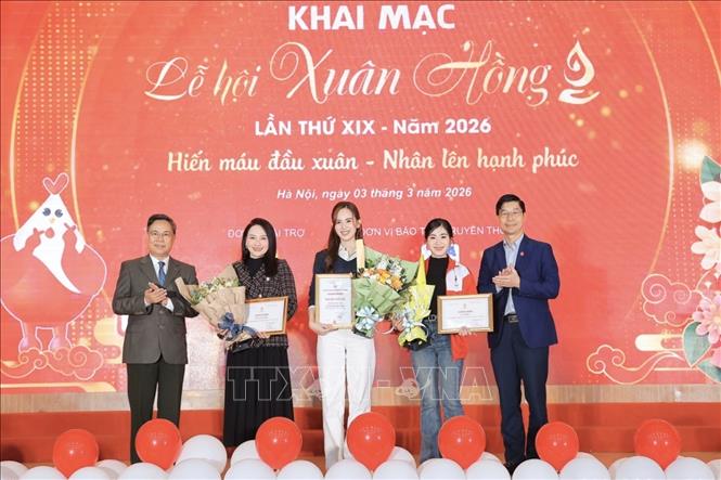 PGS. TS. BS. Nguyễn Hà Thanh, Viện trưởng Viện Huyết học - Truyền máu Trung ương tặng giấy chứng nhận, hoa cho các nghệ sỹ, đơn vị đồng hành. Ảnh: Minh Quyết - TTXVN