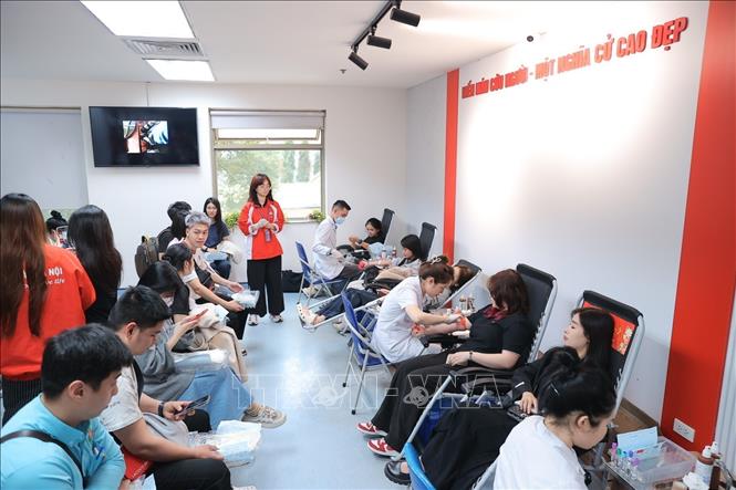 Tình nguyện viên tham gia hiến máu tại Lễ hội Xuân hồng lần thứ XIX – năm 2026. Ảnh: Minh Quyết - TTXVN