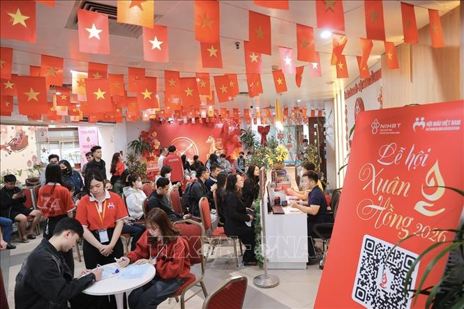 Tình nguyện viên đến đăng ký hiến máu tại Lễ hội Xuân hồng 2026. Ảnh: Minh Quyết - TTXVN
