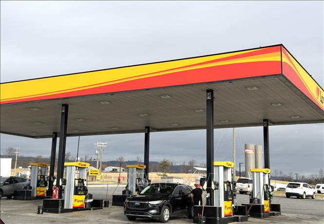 Một trạm xăng trên đường cao tốc ở Mỹ. Ảnh: Ngọc Quang, PV TTXVN tại Mỹ