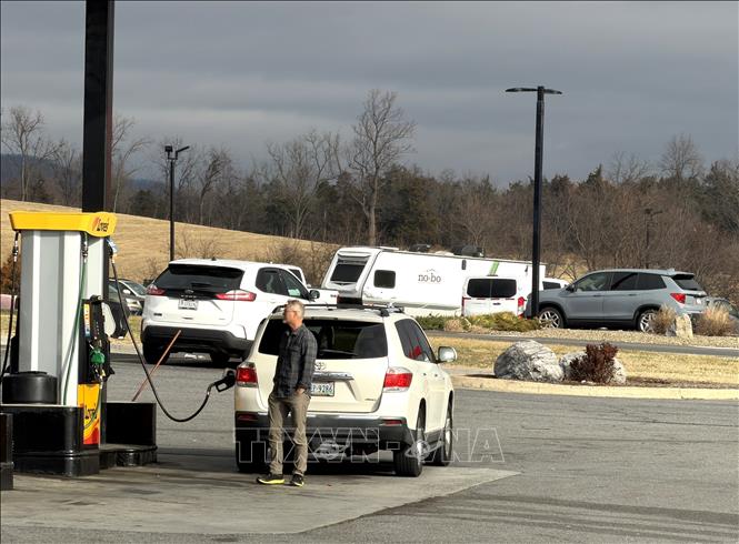 Người dân đổ xăng tại một cây xăng trên đường cao tốc. Ảnh: Ngọc Quang- PV TTXVN tại Mỹ