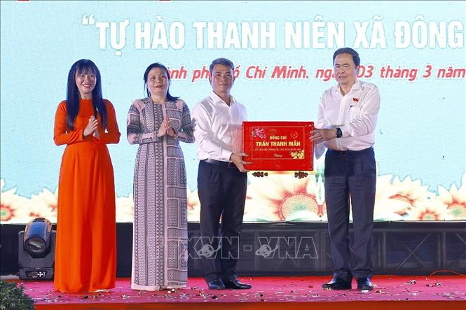 Chủ tịch Quốc hội Trần Thanh Mẫn tặng quà cho Đảng bộ, chính quyền xã Đông Thạnh, Thành phố Hồ Chí Minh. Ảnh: Doãn Tấn - TTXVN