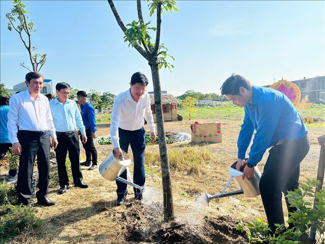 Ông Huỳnh Minh Tuấn - Phó Chủ tịch UBND tỉnh Đồng Tháp trồng cây xanh hưởng ứng Tết trồng cây. Ảnh: Hồng Nhung - TTXVN