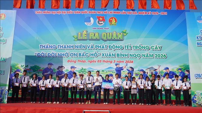 Ông Huỳnh Minh Tuấn - Phó Chủ tịch UBND tỉnh Đồng Tháp trao quà cho học sinh có hoàn cảnh khó khăn học giỏi. Ảnh: Hồng Nhung - TTXVN