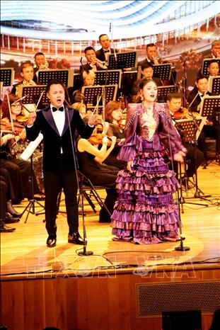 Chương trình nghệ thuật chào năm mới “New Year Concert” diễn ra trong không gian hiện đại của Nhà hát Hoa Phượng. Ảnh: Hoàng Ngọc - TTXVN 