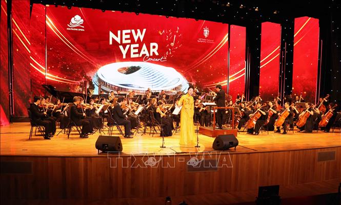 Chương trình nghệ thuật chào năm mới “New Year Concert” diễn ra trong không gian hiện đại của Nhà hát Hoa Phượng. Ảnh: Hoàng Ngọc - TTXVN 