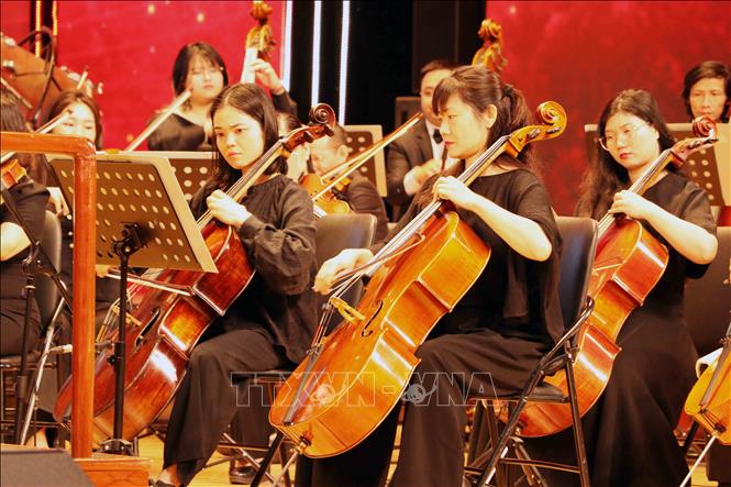 Chương trình nghệ thuật chào năm mới “New Year Concert” diễn ra trong không gian hiện đại của Nhà hát Hoa Phượng. Ảnh: Hoàng Ngọc - TTXVN 