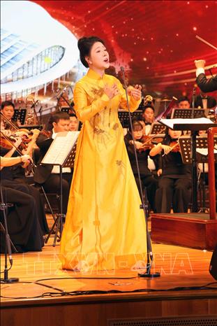 Chương trình nghệ thuật chào năm mới “New Year Concert” diễn ra trong không gian hiện đại của Nhà hát Hoa Phượng. Ảnh: Hoàng Ngọc - TTXVN 