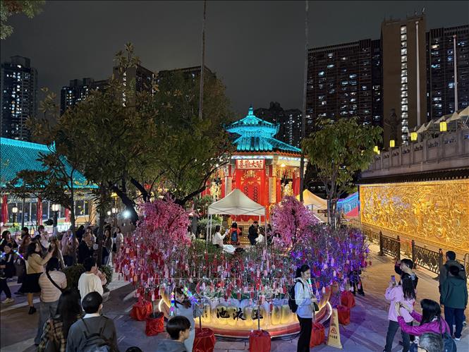Nhiều khu vực tại đền Wong Tai Sin được trang hoàng rực rỡ cho du khách thưởng ngoạn. Ảnh: Mạc Luyện - PV TTXVN tại Hong Kong 
