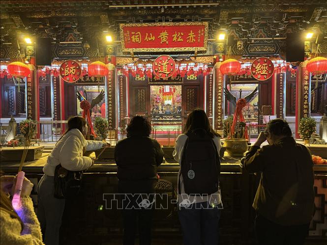 Người dân đi lễ cầu an tại đền Wong Tai Sin. Ảnh: Mạc Luyện - PV TTXVN tại Hong Kong 