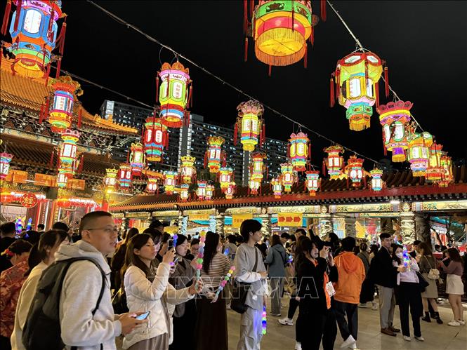 Đền Wong Tai Sin trong ngày rằm tháng Riêng. Ảnh: Mạc Luyện - PV TTXVN tại Hong Kong 