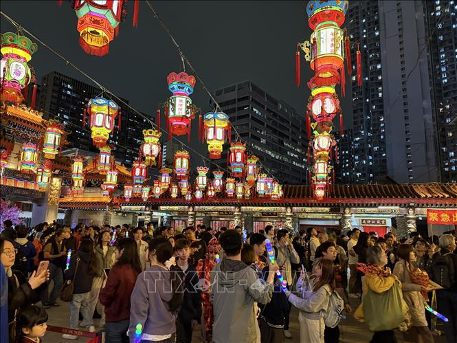 Người dân đổ về đền Wong Tai Sin vào đêm rằm tháng Riêng. Ảnh: Mạc Luyện - PV TTXVN tại Hong Kong 