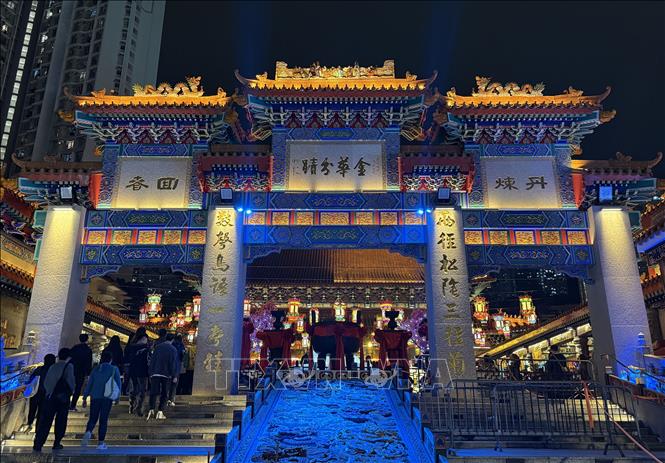 Người dân đổ về đền Wong Tai Sin vào đêm rằm tháng Riêng. Ảnh: Mạc Luyện - PV TTXVN tại Hong Kong 