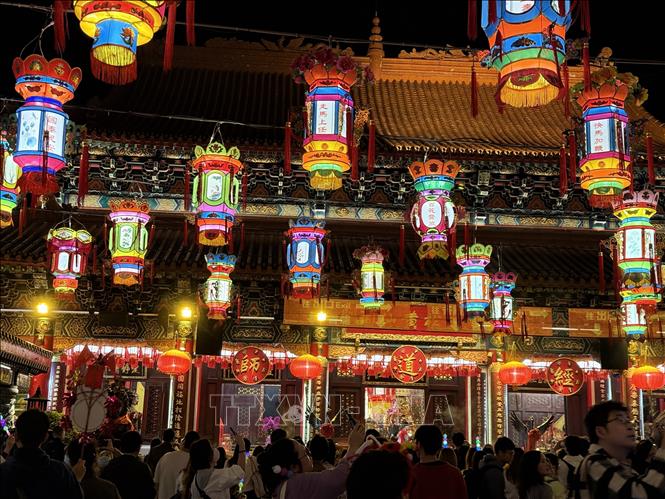 Lễ hội đèn lồng tại đền Wong Tai Sin vào đêm rằm tháng Riêng thu hút đông du khách và người dân. Ảnh: Mạc Luyện - PV TTXVN tại Hong Kong 