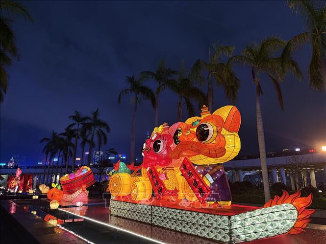 Đèn lồng được trang trí ở khu vực Trung tâm Văn hóa Hong Kong. Ảnh: Mạc Luyện - PV TTXVN tại Hong Kong 