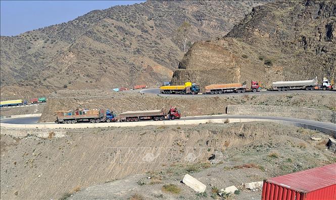 Xe tải chở hàng gần cửa khẩu Torkham ở biên giới Pakistan - Afghanistan. Ảnh: THX/TTXVN