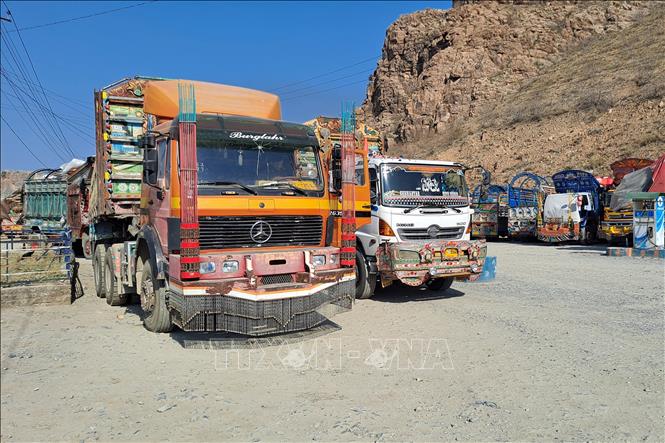 Xe tải chở hàng gần cửa khẩu Torkham ở biên giới Pakistan - Afghanistan. Ảnh: THX/TTXVN