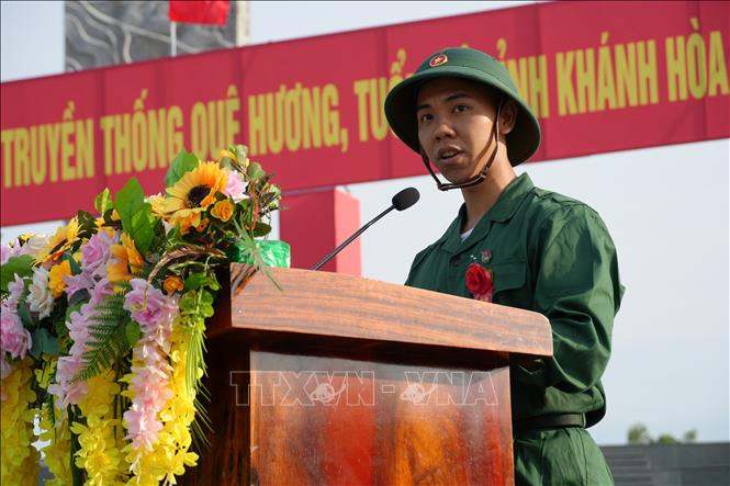 Thanh niên Khánh Hòa phát biểu trước giờ lên đường nhập ngũ. Ảnh: Nguyễn Thành - TTXVN