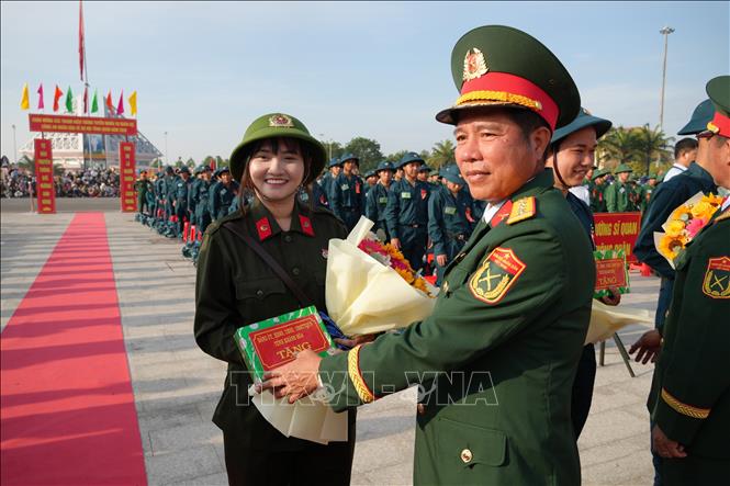 Tặng quà động viên thanh niên Khánh Hòa lên đường nhập ngũ. Ảnh: Nguyễn Thành - TTXVN